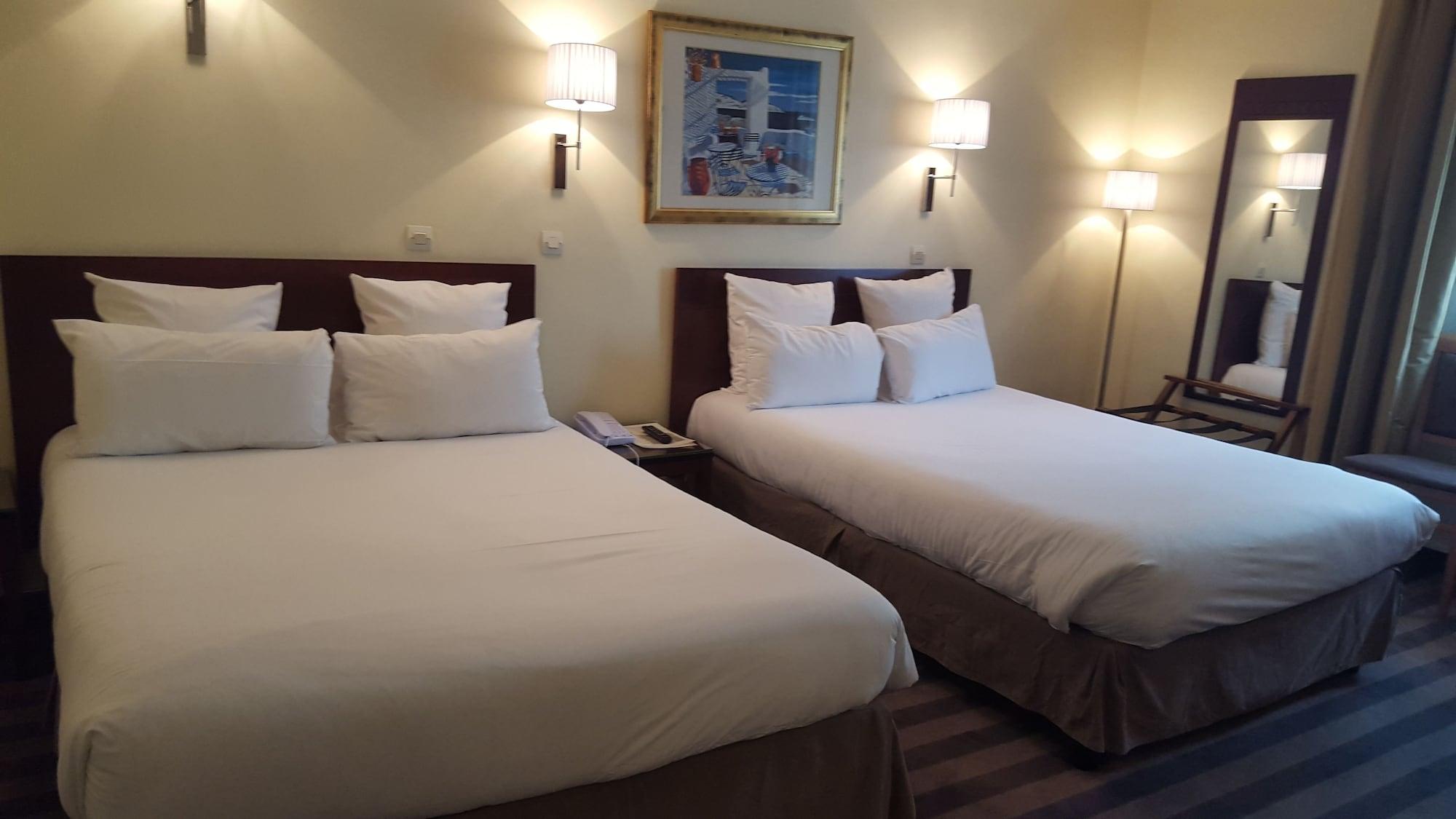 Hotel Saint Cyr Etoile París